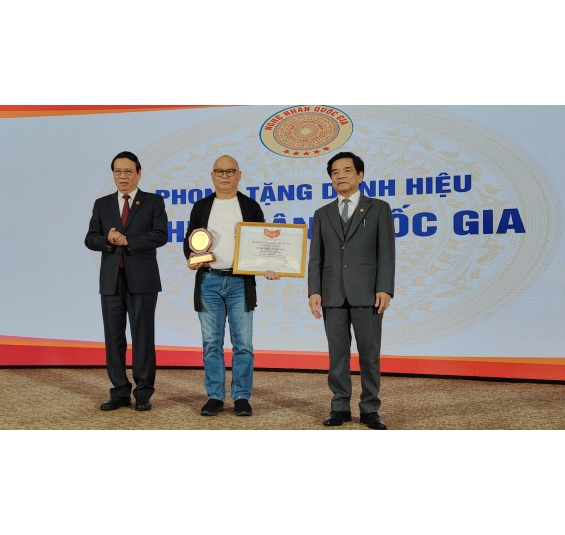 Đón nhận danh hiệu NGHỆ NHÂN QUỐC GIA tranh gáo dừa