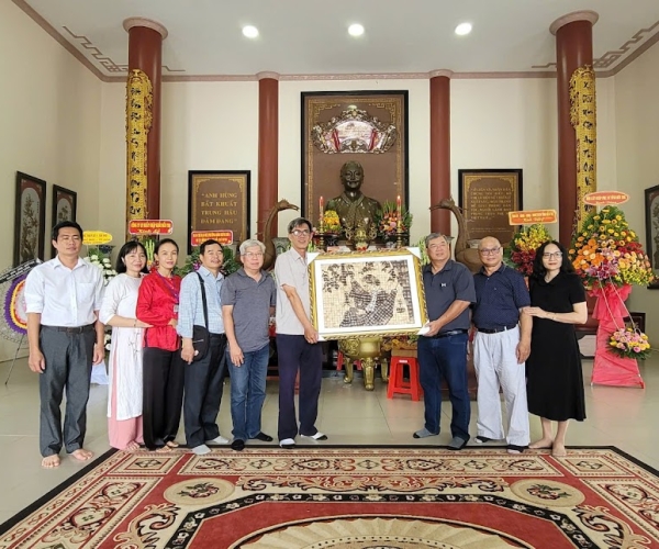 Tặng tranh bà Nữ tướng  Nguyễn Thị  Định 31/8/2024